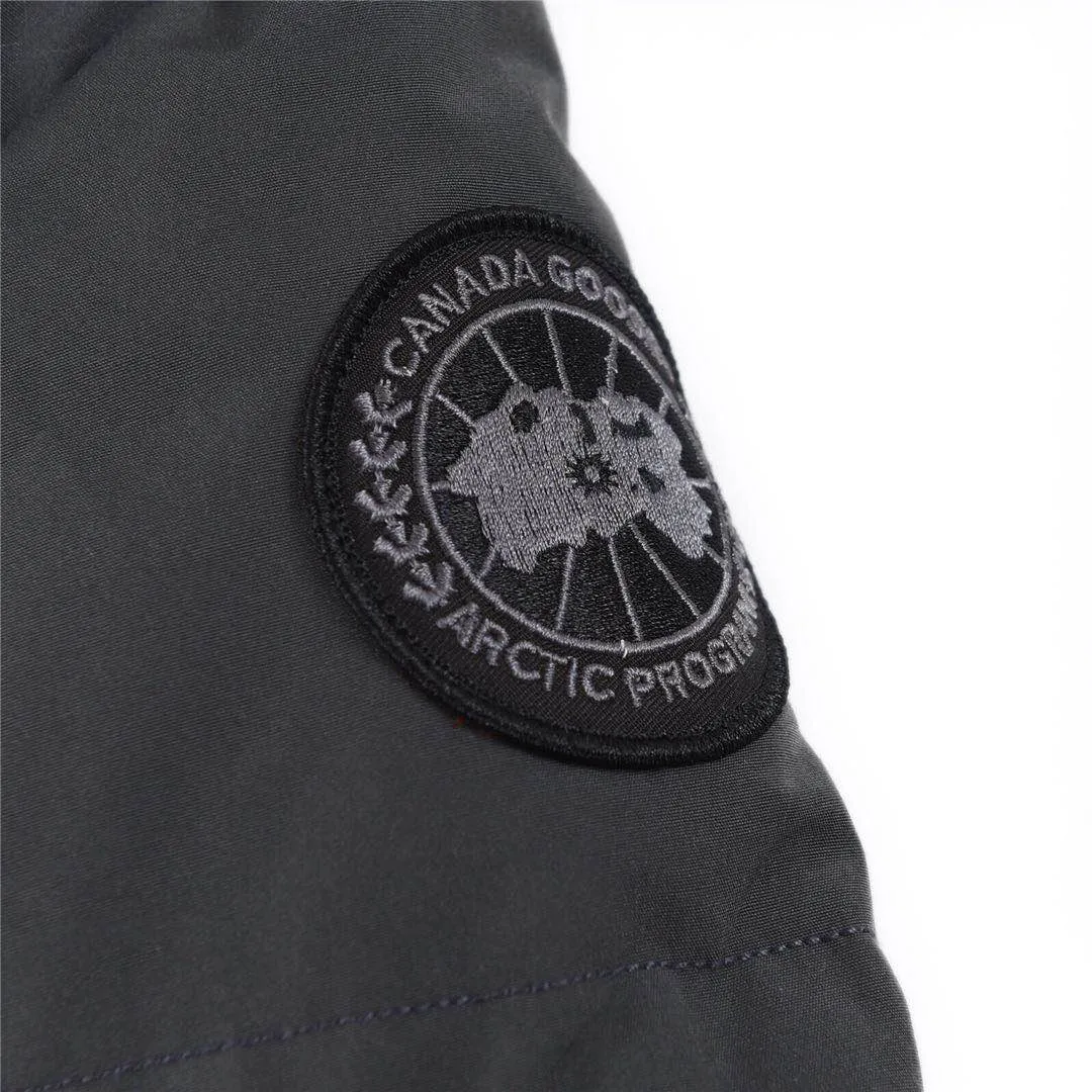 P760 Canada Goose Canada Goose #Mystique 3035LB extended parka down jacket/22 styles #women# ➖ Genuine synchronous anti-counterfeiting chip sensor! ➖ Imported 21-count polyester-cotton blended original fabric [last year’s 16-count/18-count hard fabrics have been completely eliminated, this year all use 21-count genuine synchronous fabrics, the soft mid-strap feels delicate and textured], genuine synchronous Feather-Light 10D waterproof coating fabric, made of 84.5 polyester fiber and 15.5 cotton, 100% the best feel in the entire network! ➖ The genuine official website is synchronized with the international standard 90 velvet! ➖ Using the best nylon lining with double double-layer sealing design, velvet-proof No. 7 needle + grid-filled down ready-made garments, there is 100% no so-called velvet running! ➖ The cuffs are designed with thickened seamless threads, and the collar and pockets are lined with top-quality polar fleece to keep you warm and comfortable! ➖ Yoshida YKK provides original custom-made electroplated sliders. YKK two-way lockable zippers are tight and smooth and will not peel off paint! ➖ 3M composite guarantees that the Velcro is the same as the original, durable, and all accessories and hardware are custom-made! ➖ Imported BEHRINGER embroidery machine to customize the 10,000-needle embroidery logo, 98% of which can be reproduced to restore the original logo. You can check and compare on the official website! ➖ The fur collars are all made of large pieces of Western Canadian blue wolf hide, ensuring that each fur collar is 13-15cm wide!  ⛔No slander, no exaggeration, professionalism because of focus!  SIZE: S M L [Attached: Size chart]